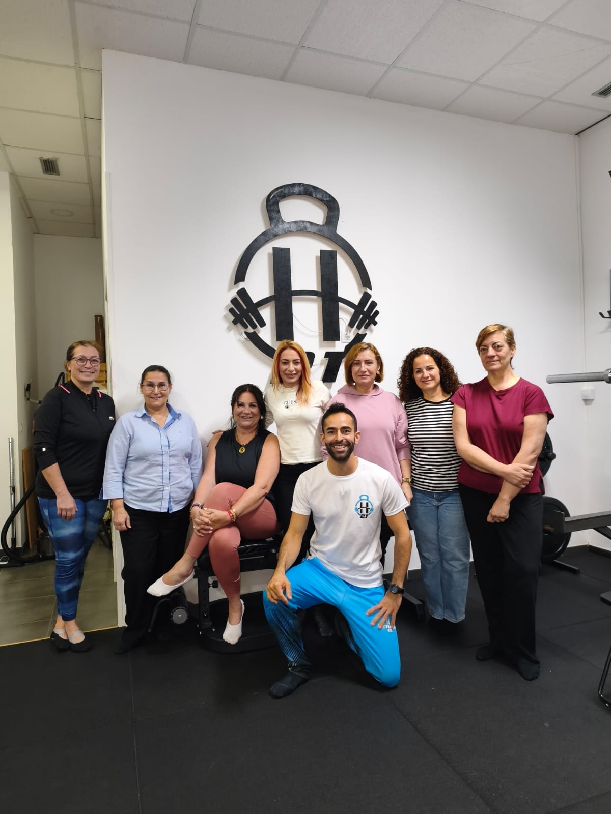 Grupo de mujeres del Programa FibroFuerza reunidas y sonriendo juntas