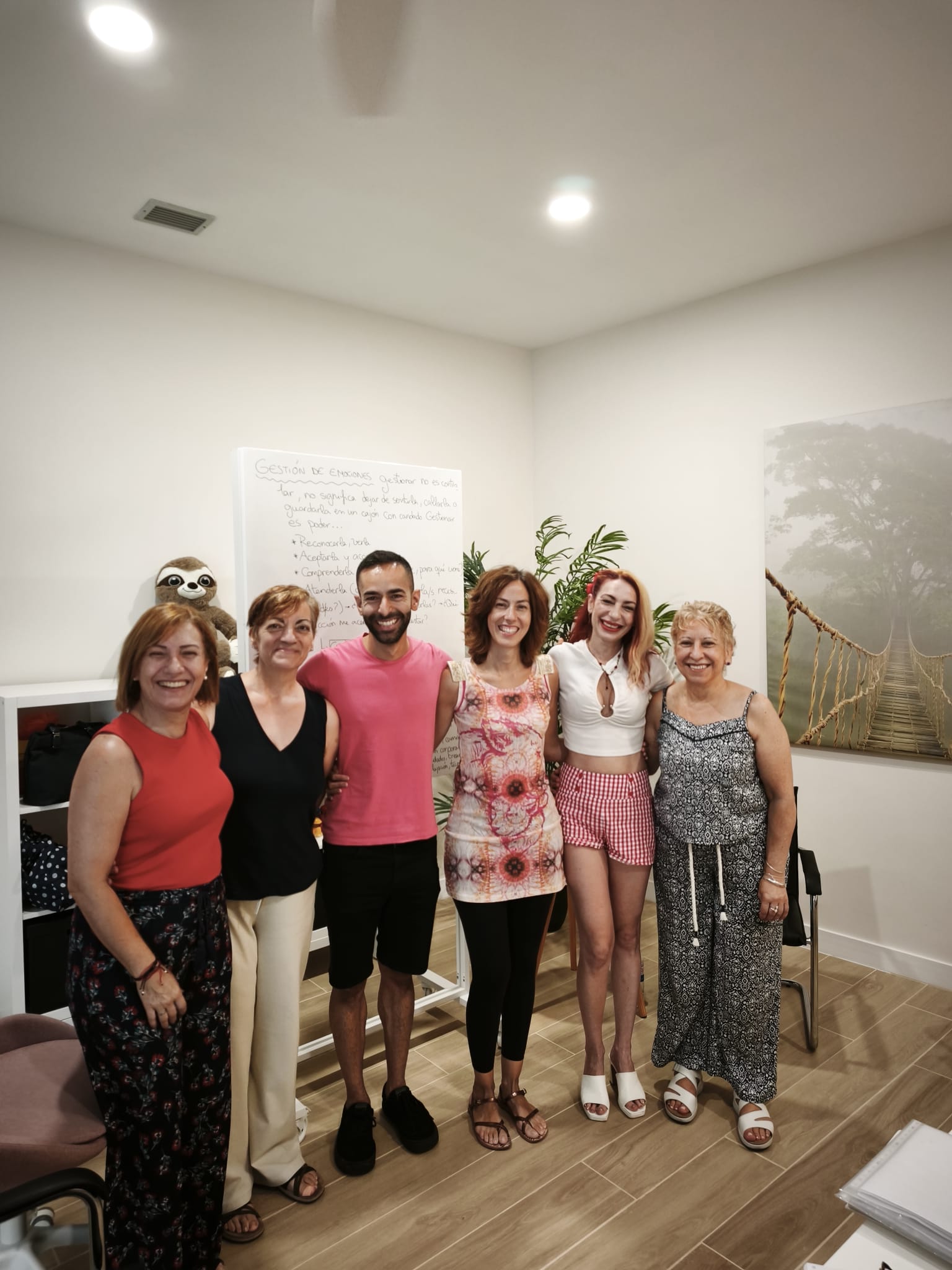Dara, Erwin y las mujeres del grupo presencial de FibroFuerza en Health21