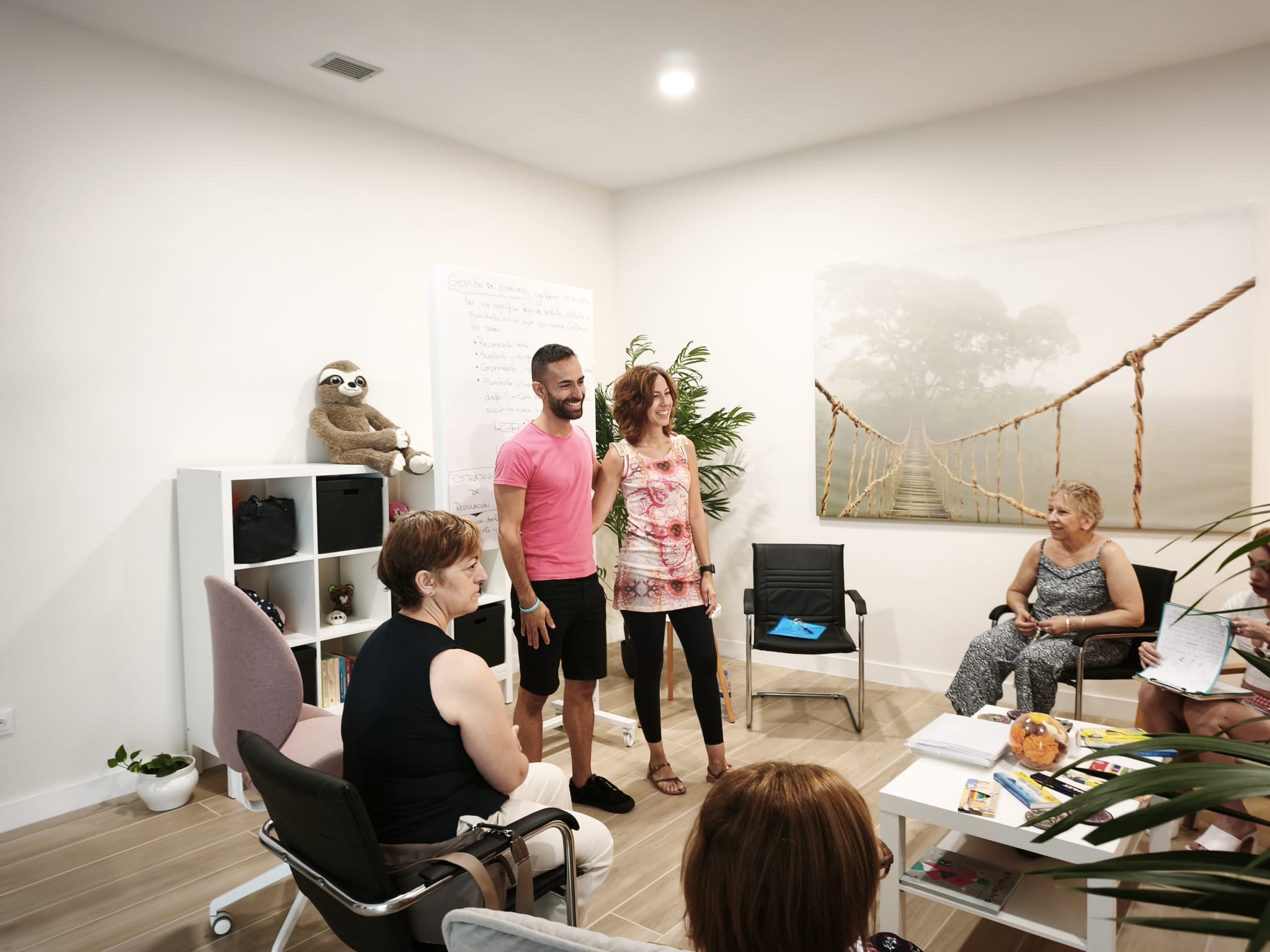 Erwin, Dara y un grupo de mujeres del Programa FibroFuerza durante una sesión presencial